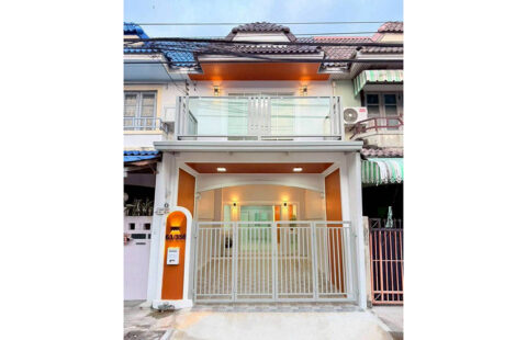 ทาวน์เฮ้าส์ 2 ชั้น หมู่บ้านมนวดีพาร์ค ซอยวัดลาดปลาดุก (ตรงข้ามแมค value เดิม)