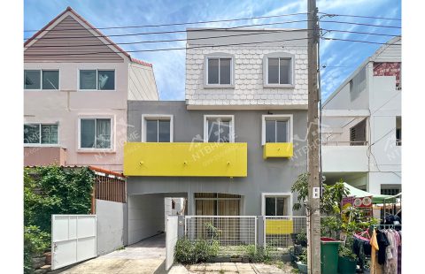 (ขายแล้ว) ทาวน์โฮม 3 ชั้น หมู่บ้าน ลูกกอล์ฟ พรีเมี่ยม ใกล้เมืองทองธานี สวยพร้อมอยู่