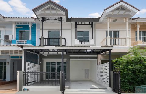 (ขายแล้ว) ทาวน์โฮม 2 ชั้นตกแต่งใหม่ เดอะวิลล่า รัตนาธิเบศร์ (ซอยท่าอิฐ-ไทรม้า) พร้อมอยู่ ใกล้ทะเลสาบและส่วนกลางของโครงการ
