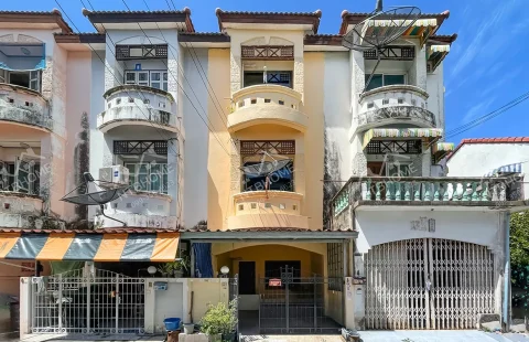 ทาวน์เฮ้าส์ 3 ชั้น หมู่บ้าน นันทิชา 1 บางบัวทอง ถนนบางกรวยไทรน้อย ต่อเติมครบพร้อมอยู่