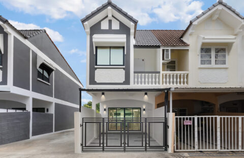 ทาวน์โฮม 2 ชั้น รีโนเวทใหม่ หมู่บ้านบัวทองธานี บางบัวทอง แปลงมุม ต่อเติมครบพร้อมอยู่ ทำเลดี ตรงข้ามสมบัติบุรี