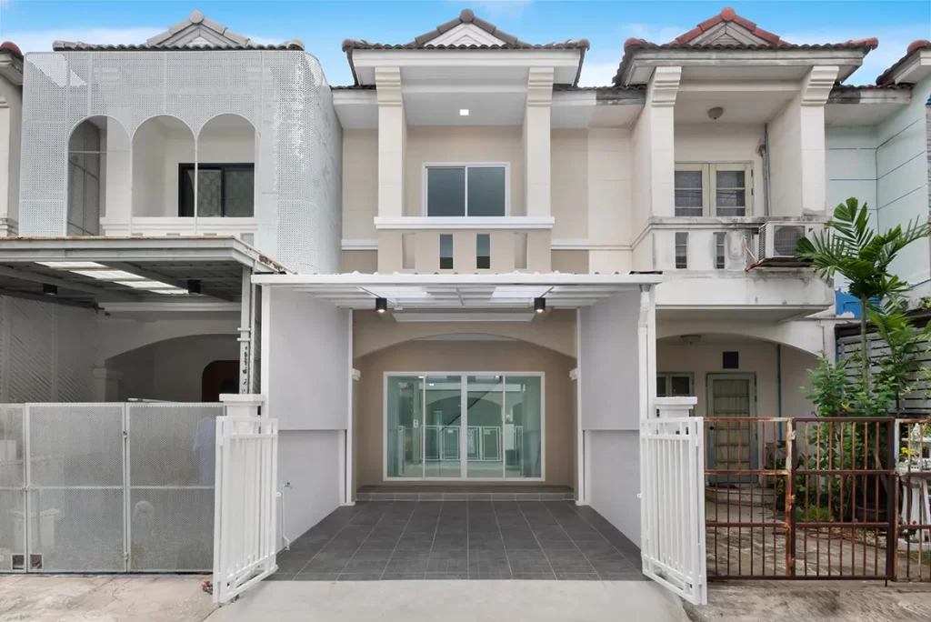 ทาวน์โฮม 2 ชั้น รีโนเวทใหม่ พุทธชาด บางบัวทอง (ซอยเถ้าแก่น้อย) ใกล้สี่แยกบางพลู ต่อเติมครบ หิ้วกระเป๋าเข้าอยู่ได้เลย