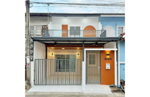 ทาวน์เฮ้าส์ 2 ชั้น หมู่บ้านจันทิมาธานี ซอย 3 ติดถนนกาญจนาภิเษก มีระเบียงหน้าบ้านและหลังบ้าน