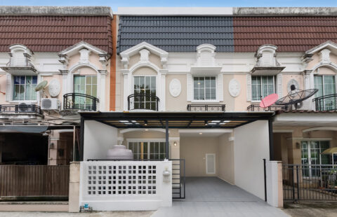 ทาวน์โฮม 2 ชั้น รีโนเวทใหม่ หมู่บ้านเดอะวิลล่า รัตนาธิเบศร์ หน้าบ้านไม่ชนใคร ต้นโครงการ (ซอยท่าอิฐ-ไทรม้า) พร้อมอยู่ ใกล้รถไฟฟ้าสายสีม่วง